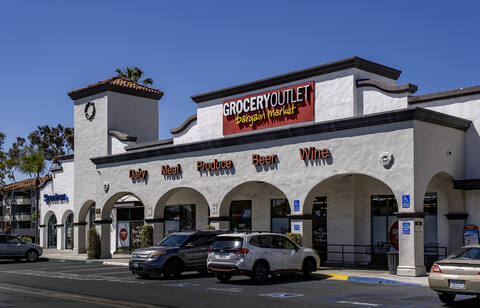 Costa Mesa Courtyards thumbnail links to property page